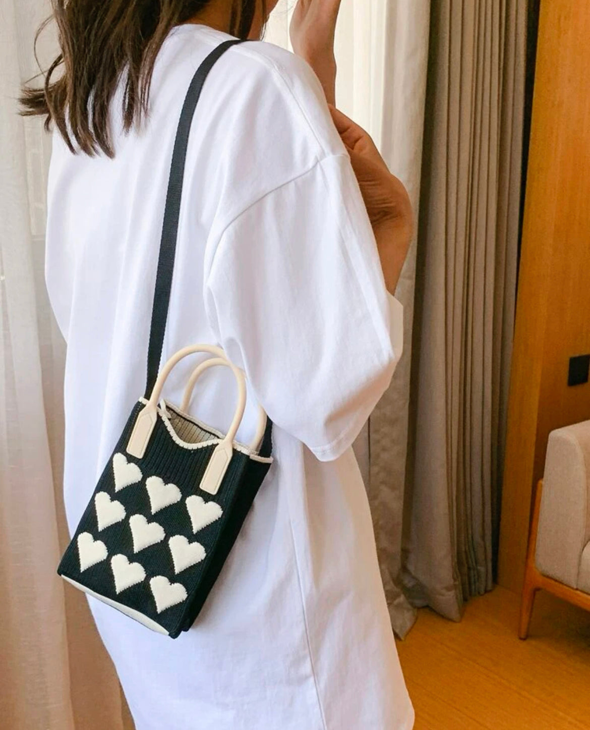 Queen of Hearts Sling Bag (Black)