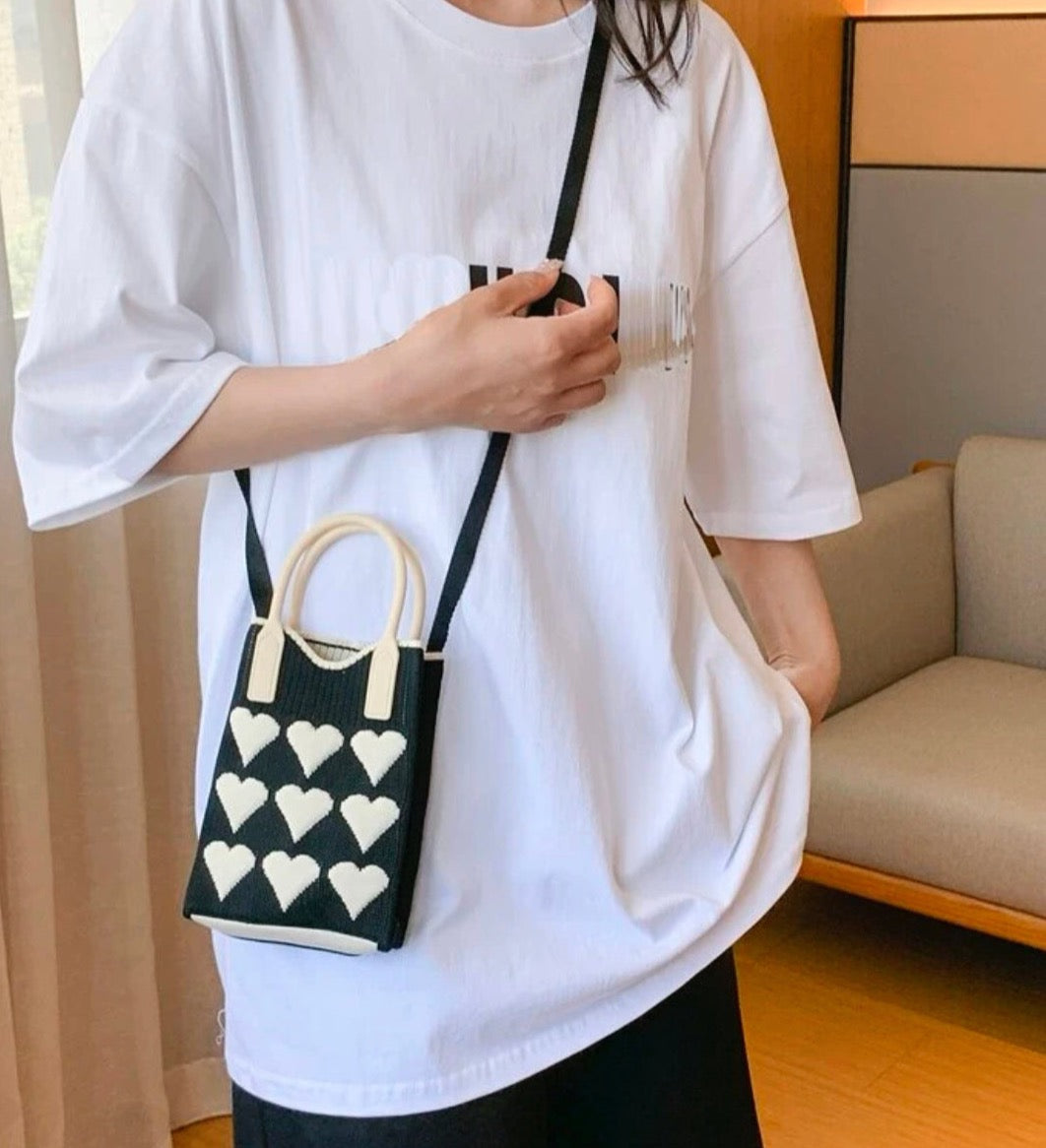 Queen of Hearts Sling Bag (Black)