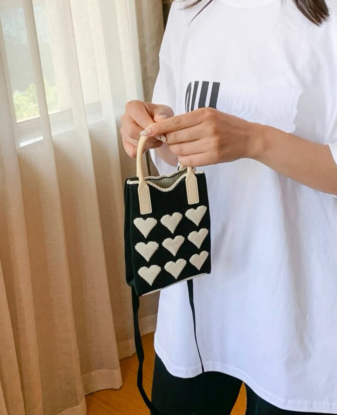 Queen of Hearts Sling Bag (Black)