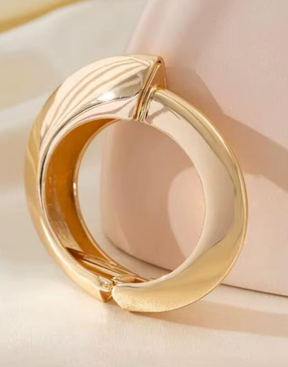 Orbit Bangle (Golden)